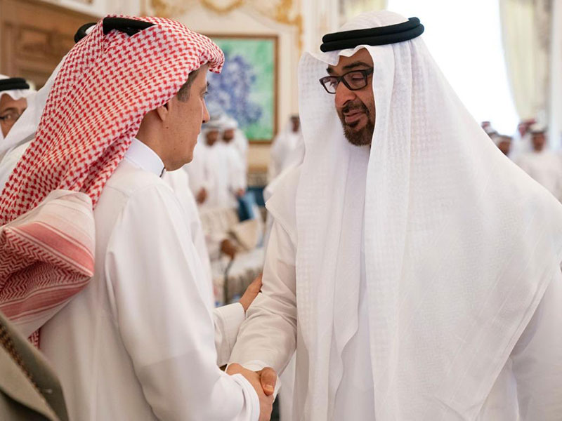 اضغط لمشاهدة الصور: تركي الدخيل يقدم هدية لافتة لولي عهد أبوظبي